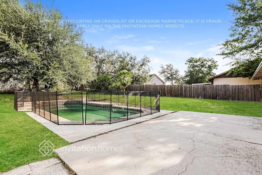 Building Photo - 808 Black Knight Dr