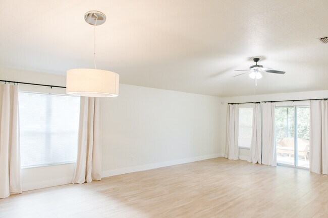 Building Photo - 208 Grande Lake Dr