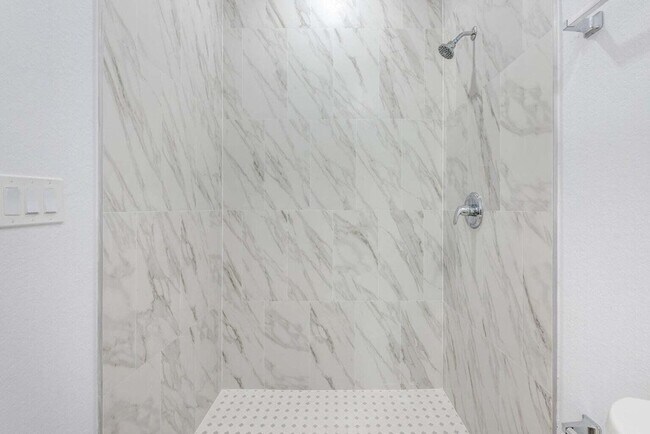 Building Photo - 2827 Saranac Ave