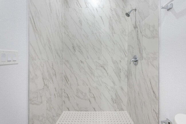 Building Photo - 2831 Saranac Ave