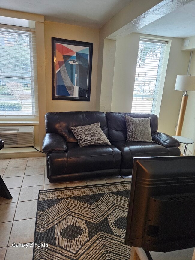 Building Photo - 224 E Garden St