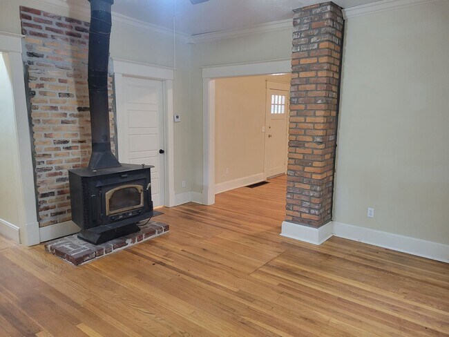 Building Photo - 2 Bedroom, 2 Bathroom! Huge Shop building ...