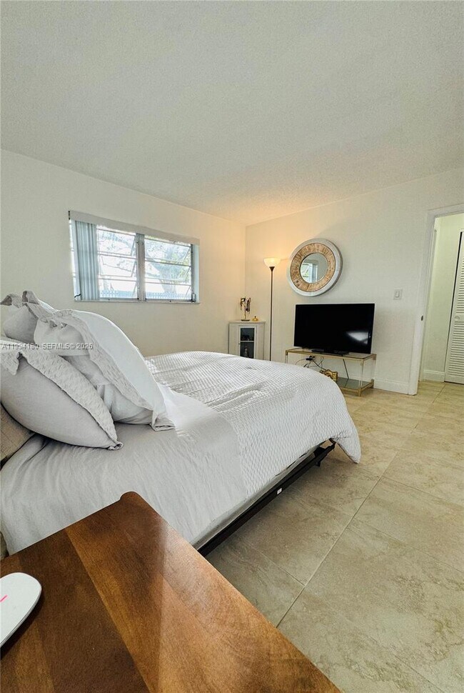 Building Photo - 1551 N 12th Ct