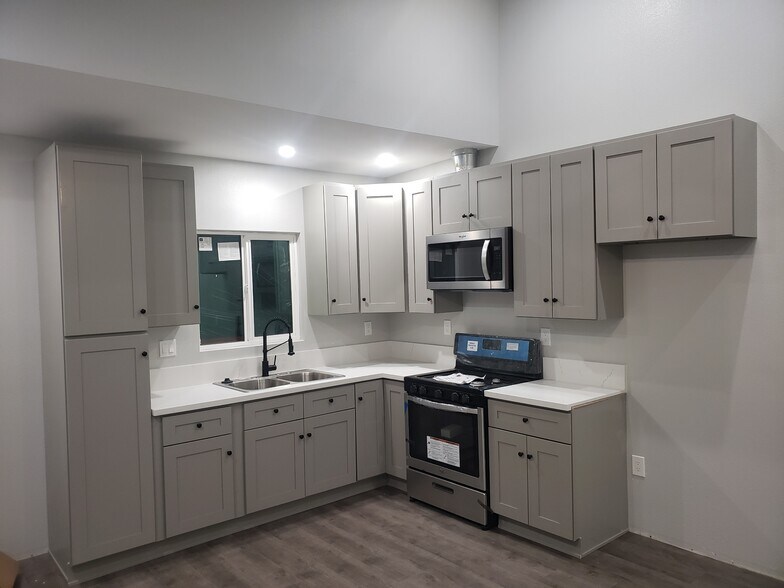 Building Photo - 1752 W 82nd St