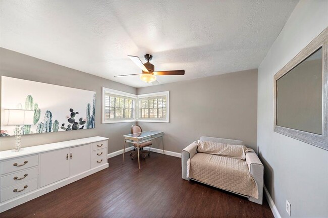 Building Photo - 21314 4 Oaks Dr
