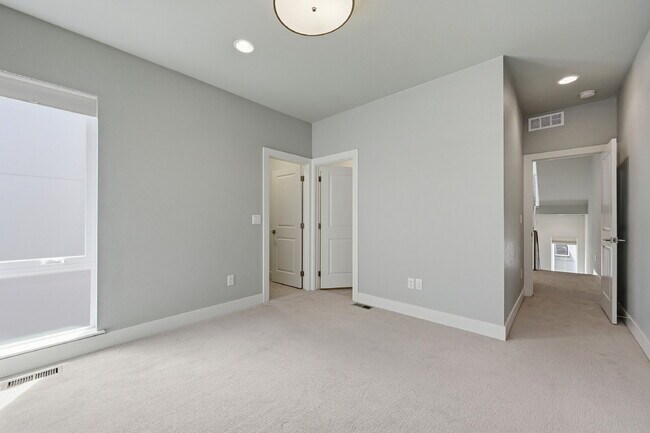 Building Photo - $3,440.95 with $300 off the first month's rent, 2 Beds - 4 Bath, Townhouse in Denver with Cozy Fi...