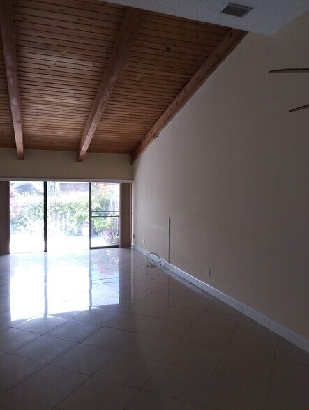 Building Photo - 2675 S Parkview Dr