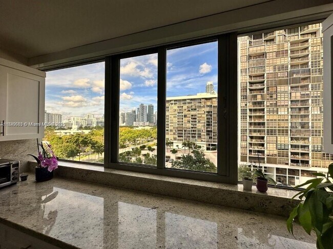 Building Photo - 2025 Brickell Ave