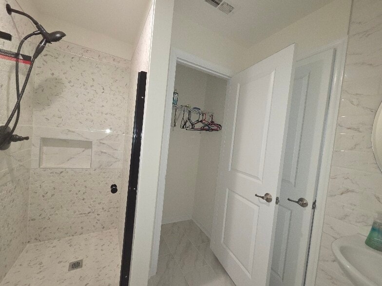 Building Photo - 7735 Duncannon Ln