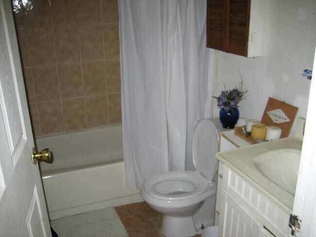 Building Photo - 1507 Gales St NE