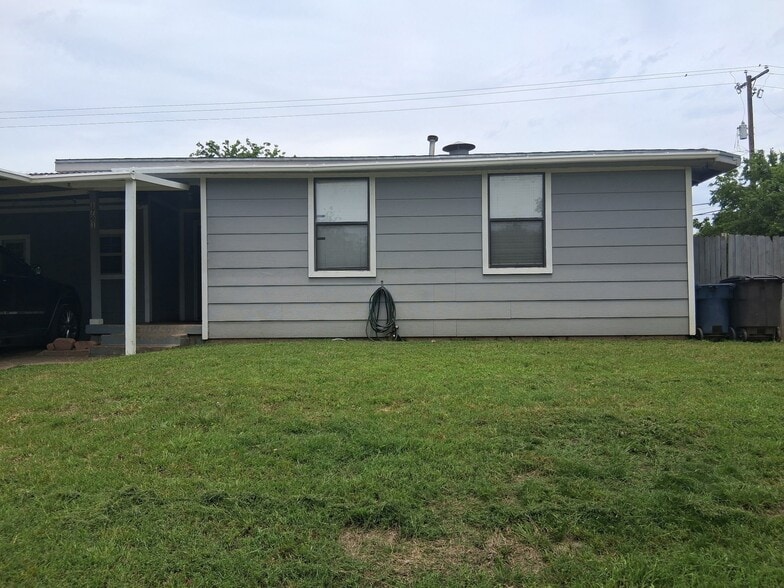 Building Photo - 1701 Colvin St