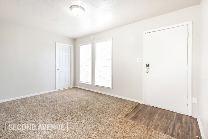 Building Photo - 3701 Woodside Dr