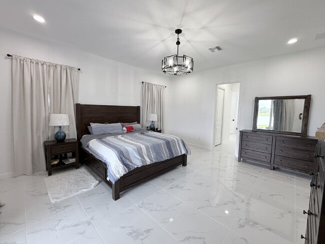 Building Photo - 5 Bedroom and 6 Bathroom, Lake view House