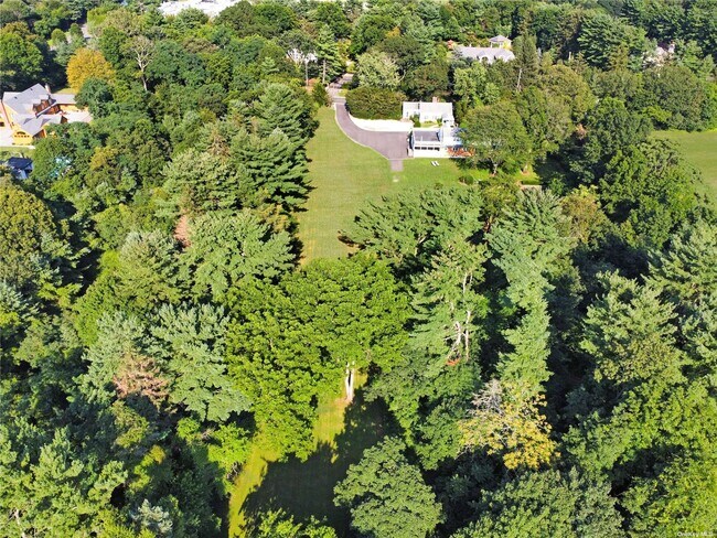 Building Photo - 10 Old Westbury Rd