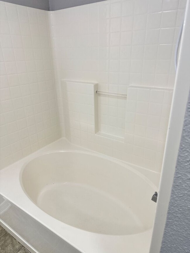 Building Photo - 3/2 Cottage in Maple Oaks Subdivision with garage