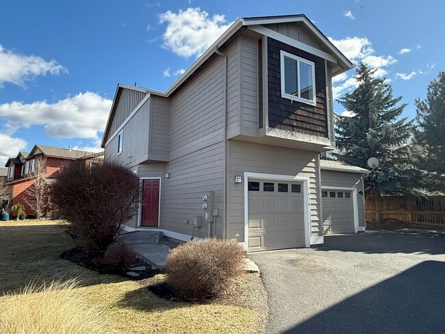 Building Photo - FANTASTIC 3 BEDROOM AND 2.5 BATHROOM TOWNHOUSE IN REDMOND!