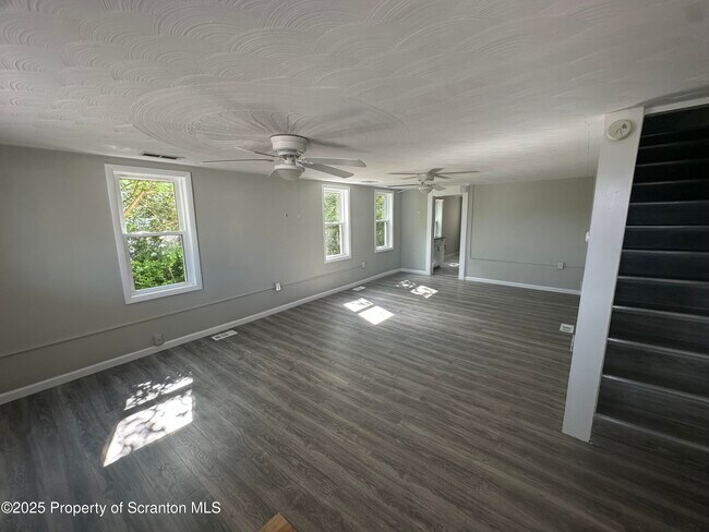 Building Photo - 637 Lee St
