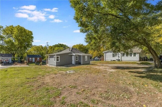 Building Photo - Updated 2/1 in Independence