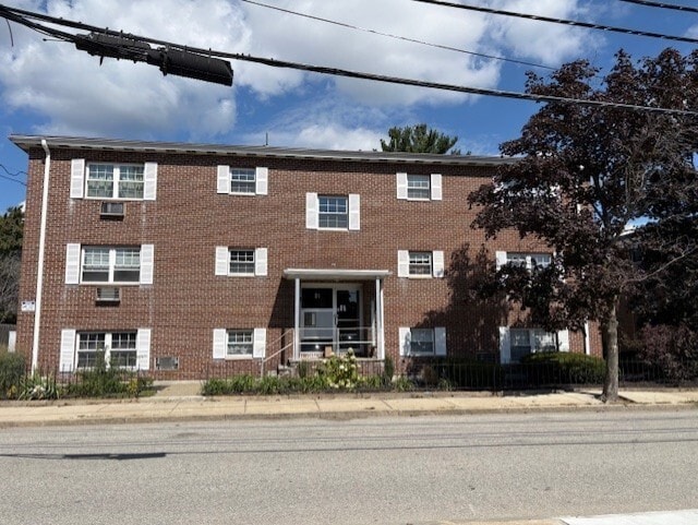 Primary Photo - 31 Pond St