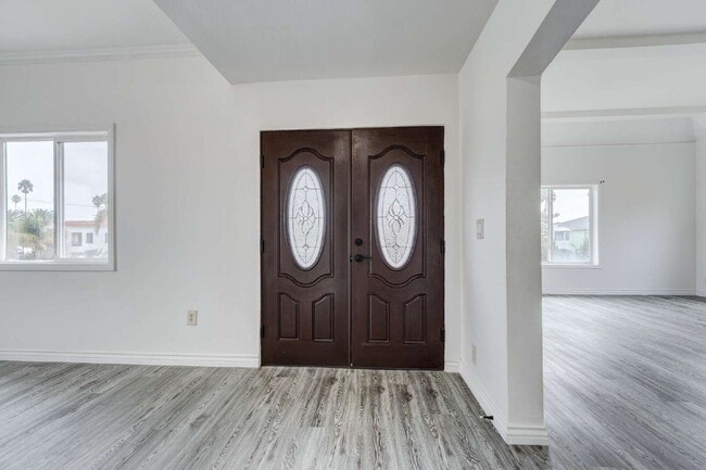 Building Photo - Stylishly Renovated Retro Duplex in the He...