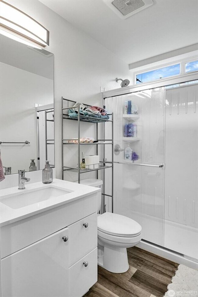 Building Photo - Charming 8 Bedroom Home - Located in the h...