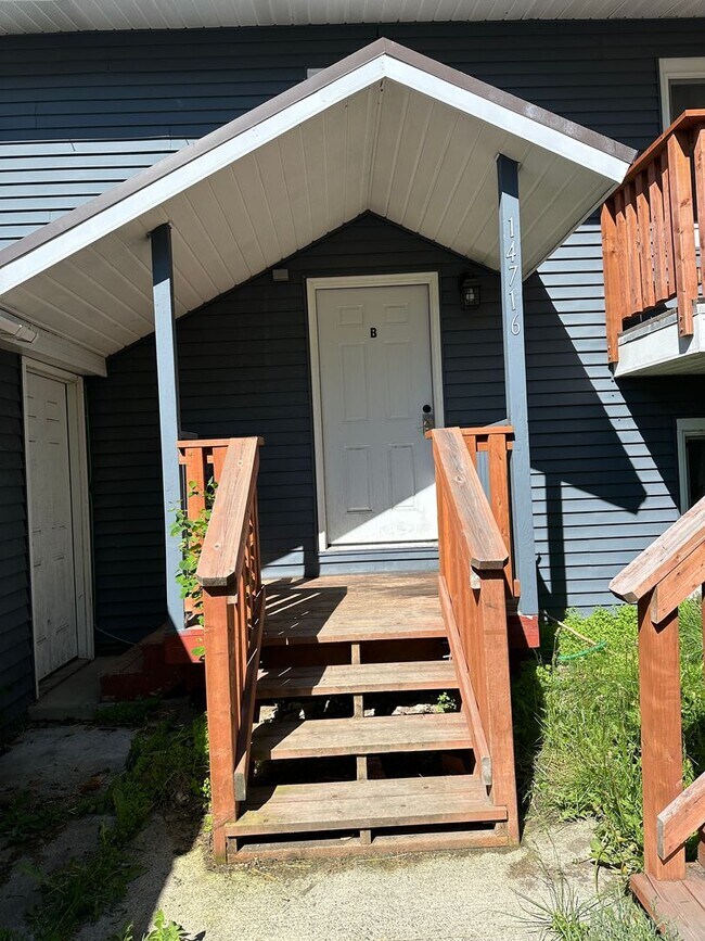 Building Photo - 14716 W Lake Ridge Dr