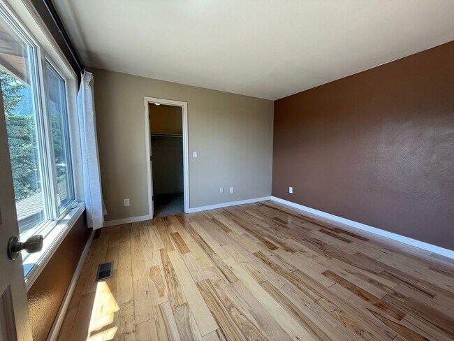 Building Photo - 5BD/4BA/3 car garage w Flat Yard Cheyenne ...