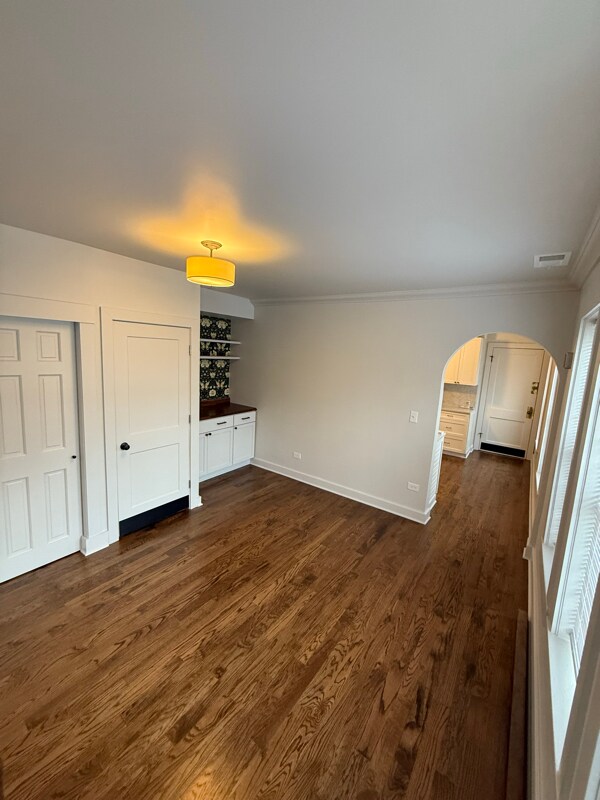 Building Photo - 705 N Damen Ave