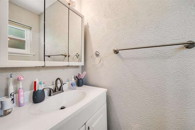 Building Photo - 404 E Alexander Ln