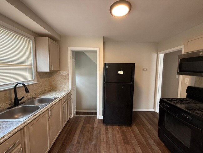 Building Photo - Renovated 3-Bedroom Home – 50% Off First M...