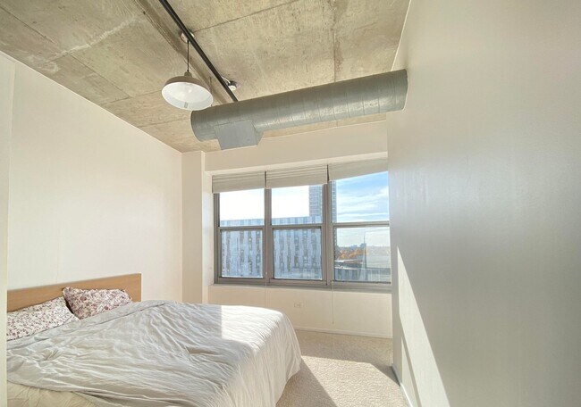 Building Photo - 933 W Van Buren St