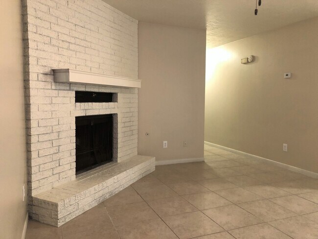 Building Photo - 605SB