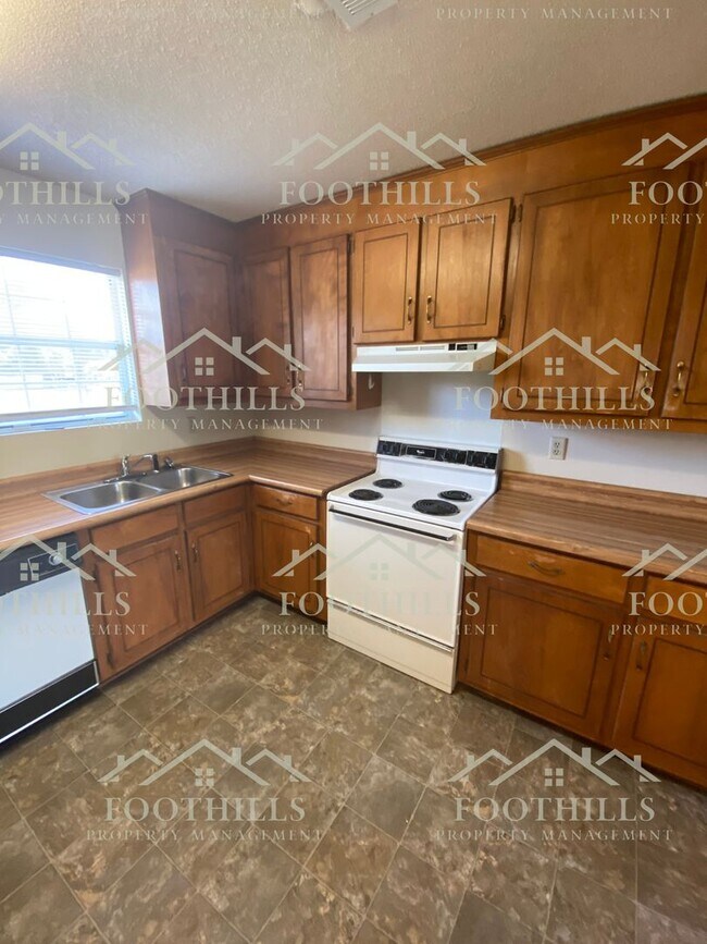 Building Photo - 2 Bedroom Duplex off Whitehall Rd