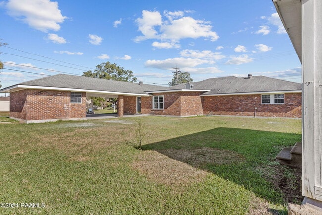 Building Photo - 300 Robert Lee Cir