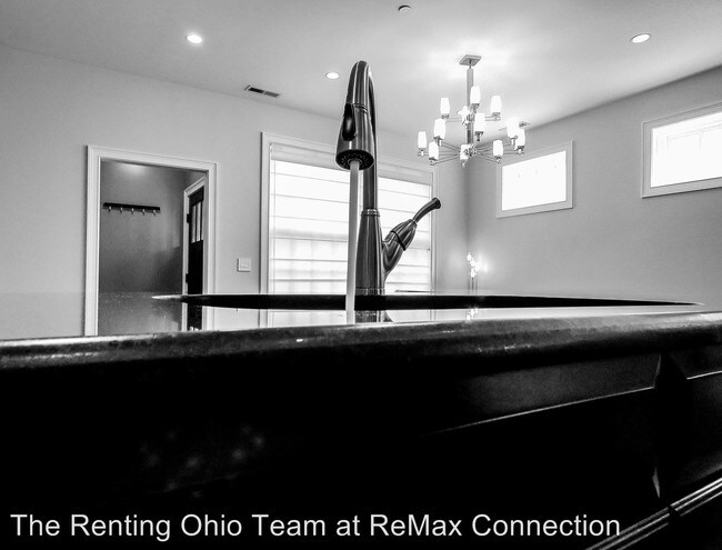 Building Photo - 166 E Gay St