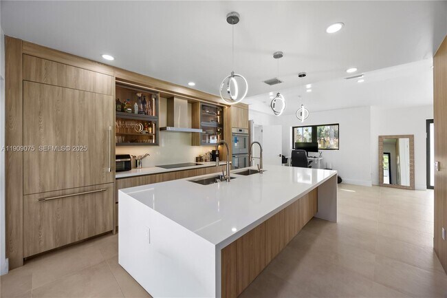 Building Photo - 1141 Hollywood Blvd