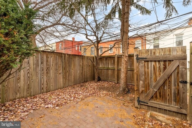 Building Photo - 650 E Street NE Unit A