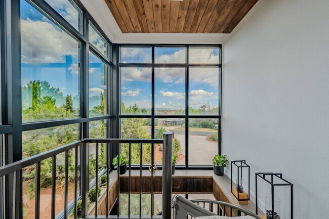 Building Photo - 736 W Rider Dr