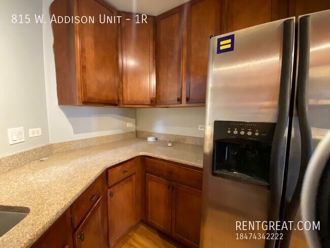 Building Photo - 815 W Addison St