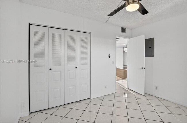 Building Photo - 900 SW 128th Ave