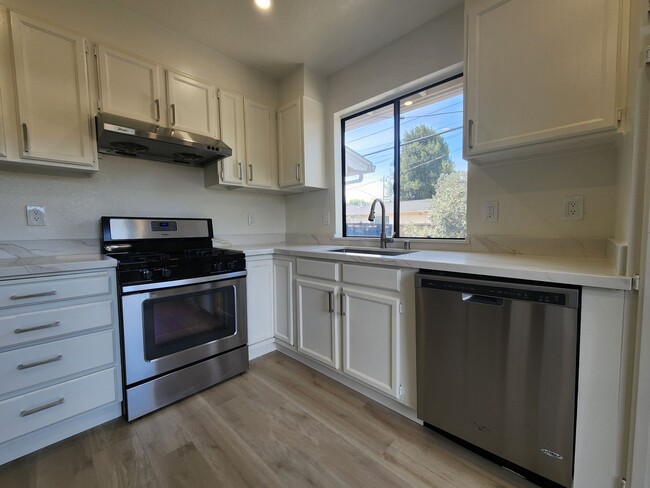 Building Photo - Newly Remodeled Duplex in Palo Alto Availa...