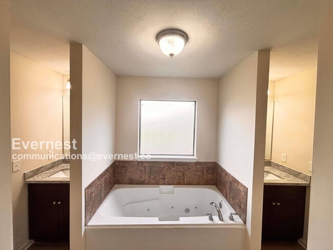 Building Photo - Beautiful 3-Bedroom Home with Modern Ameni...