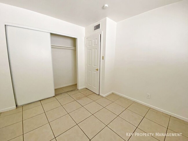 Building Photo - 1904 Rexford Dr