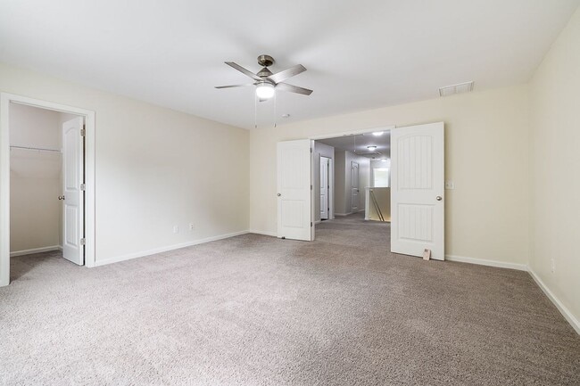 Building Photo - Spacious Custom 8 Bed 4.5 Bath Home on Lar...