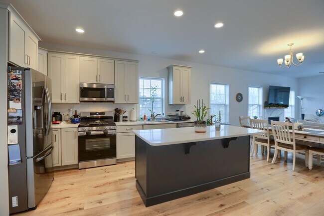 Building Photo - 4 bedroom