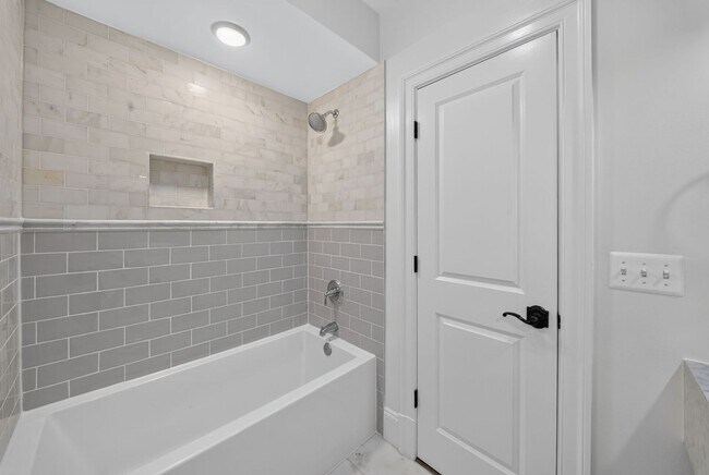 Building Photo - Bright Adams Morgan Condo with Den, Two Full Baths & In-Unit Laundry
