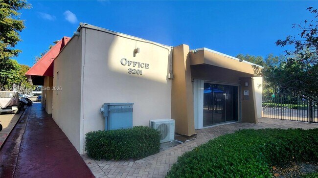 Building Photo - 3301 N Country Club Dr