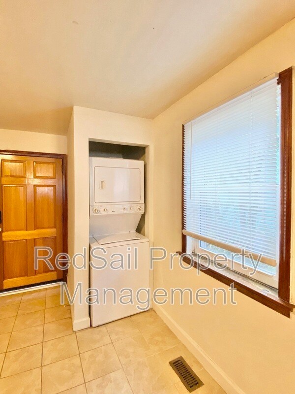 Building Photo - 409 W 38th St