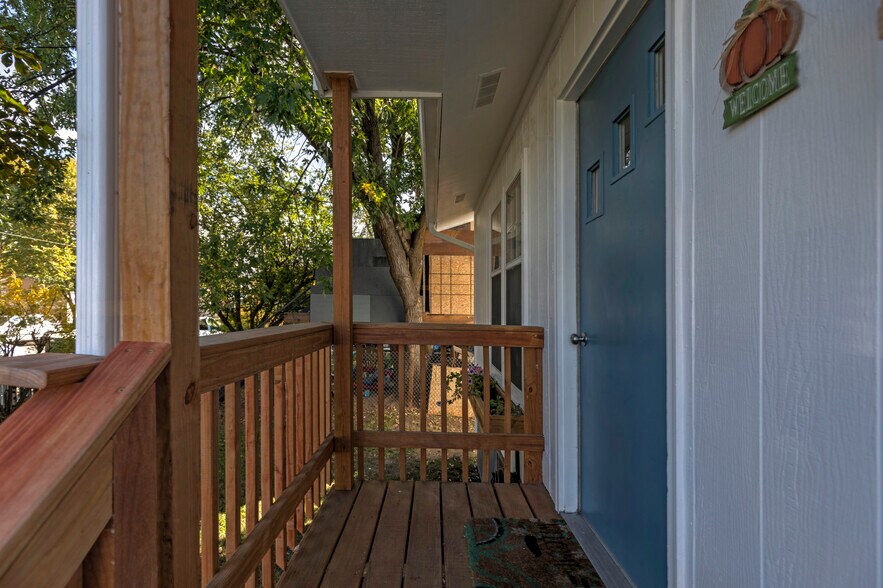 Building Photo - 1847 W Sussex Ave