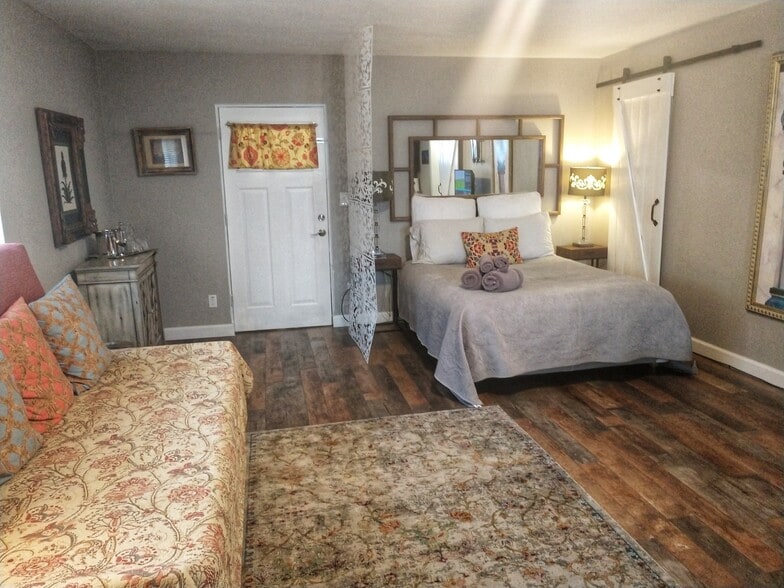 Oversized master bedroom. Can be used as a den, in law suite or home office with private entrance. - 1808A Simms St